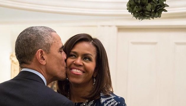 Φουλ ερωτευμένος ο Ομπάμα: Το δημόσιο φιλί στη Μισέλ και οι ευχές για τα Χριστούγεννα