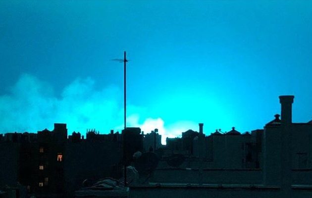 «Τρελάθηκαν» στη Νέα Υόρκη με το «μπλε ελεκτρίκ» που φώτισε τον νυχτερινό ουρανό της πόλης