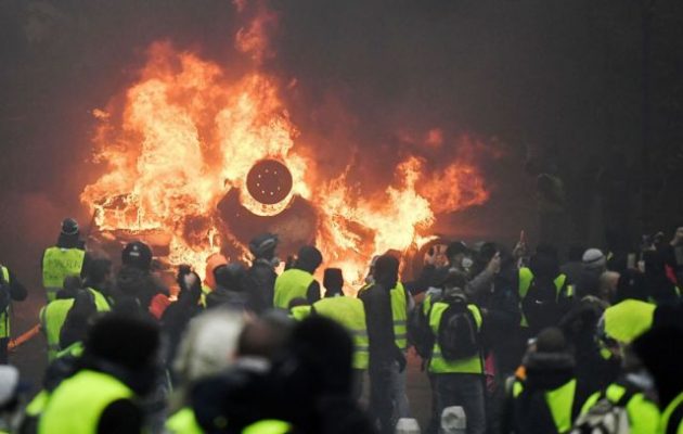 Βανδαλισμοί, σφοδρές οδομαχίες και φωτιές στο Παρίσι – Καίγονται κτίρια (φωτο+βίντεο)