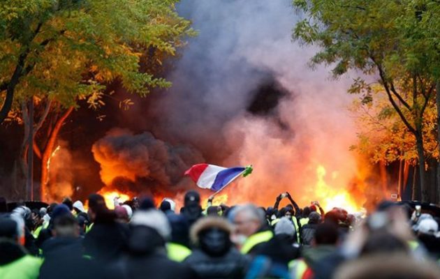130 τραυματίες από τις οδομαχίες στο Παρίσι – Ο Μακρόν σκέφτεται να κηρύξει «στρατιωτικό νόμο»