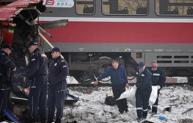 Τρένο «έκοψε» στη μέση σχολικό λεωφορείο στη Σερβία – Τουλάχιστον πέντε νεκροί