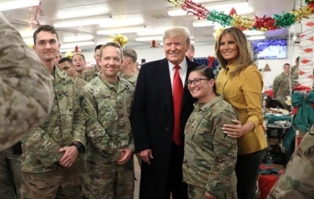 Αιφνιδιαστική επίσκεψη του Ντόναλντ Τραμπ με τη Μελάνια στα αμερικανικά στρατεύματα στο Ιράκ