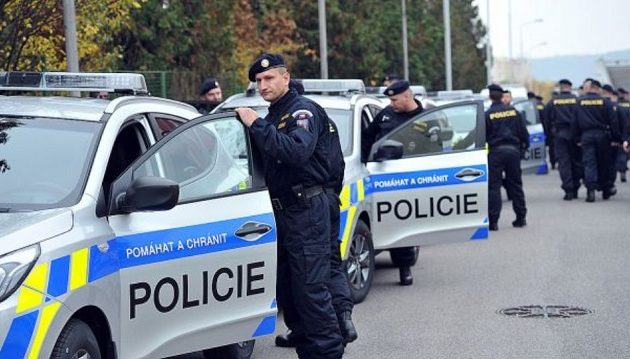 Συναγερμός στην Τσεχία: Ένοπλος κρατά όμηρους οχτώ άτομα μέσα σε τράπεζα