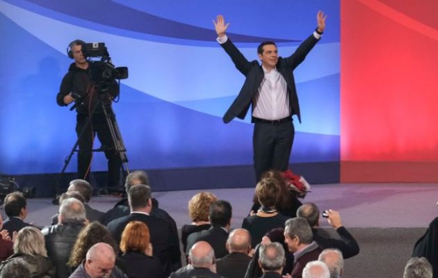 Ο Τσίπρας ηγέτης της δημοκρατικής παράταξης: «Μόνος οδηγός μας ο πατριωτισμός» με τη γαλανόλευκη στα χέρια