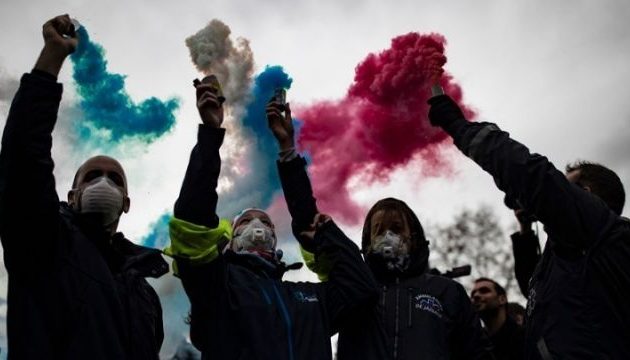 Νίκη για τα «κίτρινα γιλέκα» – Φιλίπ: «Είμασταν κουφοί, δεν ακούγαμε την οργή»