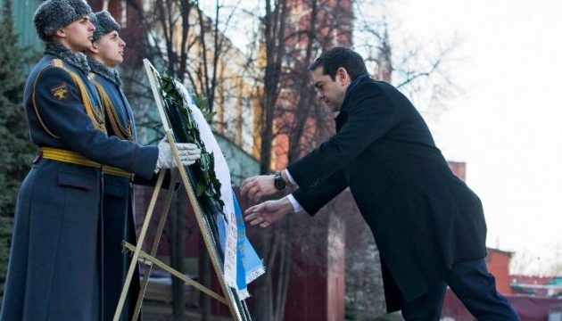 Στεφάνι στο μνημείο Αγνώστου Στρατιώτη στη Μόσχα κατέθεσε ο Τσίπρας