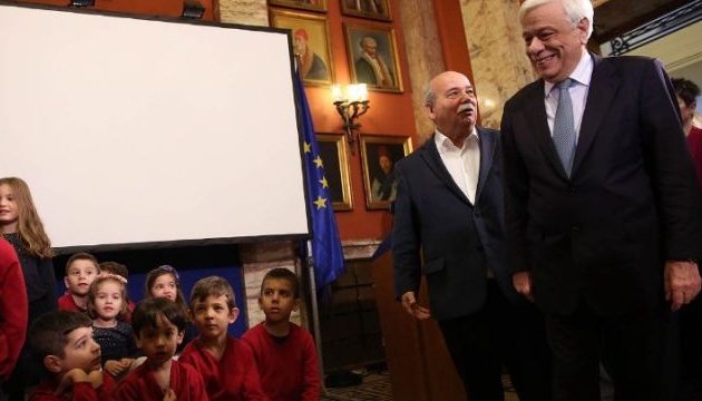 Το συγκινητικό μήνυμα Παυλόπουλου-Βούτση στα ασυνόδευτα προσφυγόπουλα – Θα είμαστε δίπλα σας