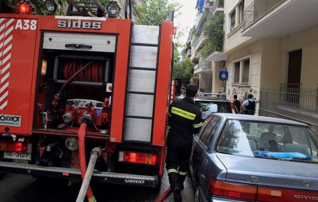 Πανικός στη Νέα Σμύρνη από φωτιά σε διαμέρισμα: Απεγκλωβίστηκαν τέσσερα άτομα