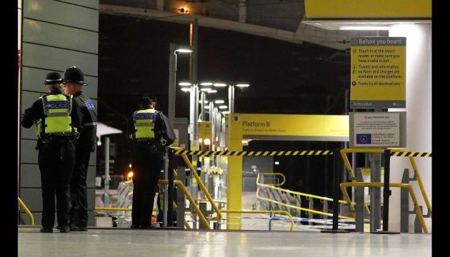 Ως τρομοκρατικό χτύπημα αντιμετωπίζουν οι Βρετανοί την επίθεση στο Μάντσεστερ