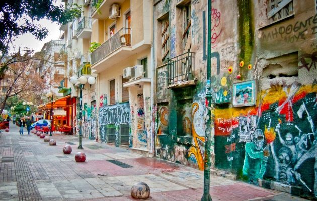 Στα ύψη οι τιμές των ακινήτων στα Εξάρχεια – Πόσο πωλούνται και ενοικιάζονται τα σπίτια