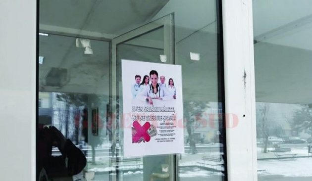 Αφίσες κατά της διαφθοράς στη Ρουμανία – «Οι μισθοί μας αυξήθηκαν, μην μας δωροδοκείτε»