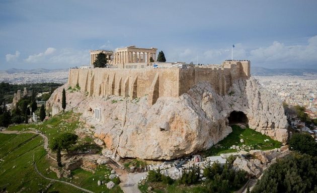 Τουρίστρια έπεσε από την Ακρόπολη και σκοτώθηκε