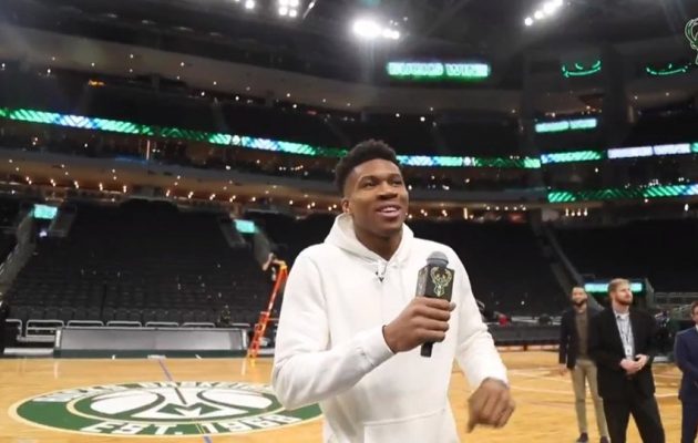 Ο Γιάννης Αντετοκούνμπο ψάλλει τον εθνικό ύμνο της Ελλάδας στο γήπεδο των Μπακς (βίντεο)