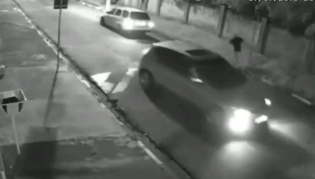 Πώς ένας πεζός διέφυγε από συμμορία ληστών με αυτοκίνητο (βίντεο)