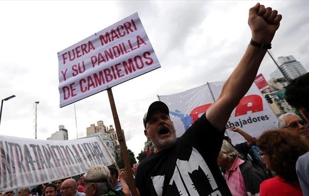 Χιλιάδες Αργεντίνοι βγήκαν στους δρόμους για τις αυξήσεις που βάζουν «φωτιά»