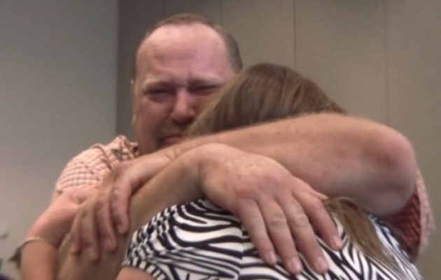 Απίστευτο: Πούλησε παλιά κουβέρτα προίκα της μητέρας του 1,5 εκατ. δολάρια