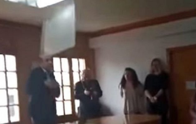 Φωτιστικό έπεσε στο κεφάλι του Δημάρχου Ιωαννίνων (βίντεο)