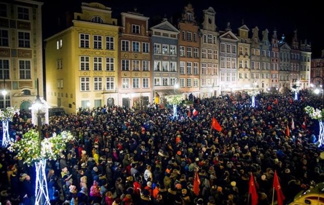 Στους δρόμους μετά τον φόνο δημάρχου – «Θα απελευθερώσουμε από το μίσος την Πολωνία μας»