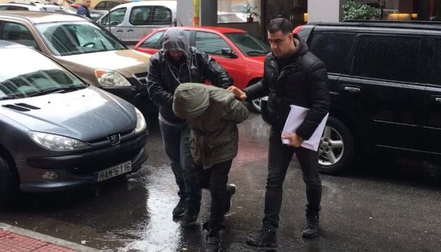 Δίωξη για ανθρωποκτονία από πρόθεση και παράνομη οπλοφορία στον 30χρονο δολοφόνο του Πειραιά