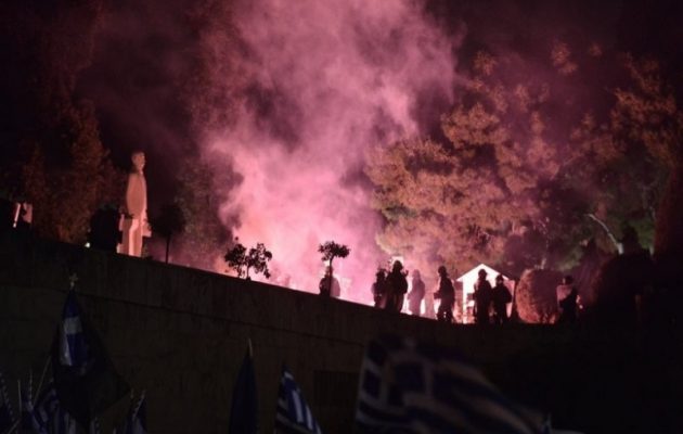 Επεισόδια έξω από τη Βουλή: Κουκουλοφόροι ξήλωναν πεζοδρόμια και πετούσαν πέτρες