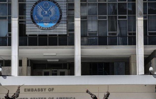 Επίθεση «Ρουβίκωνα» με μπογιές στην Αμερικανική Πρεσβεία