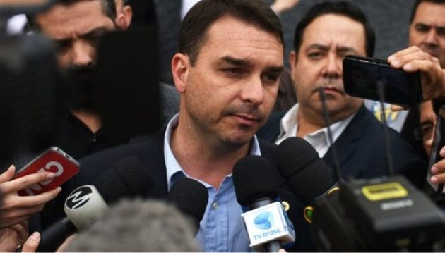 Στριμώχνεται ο Μπολσονάρου: Ανοίγει η υπόθεση διαφθοράς που εμπλέκεται ο γιος του