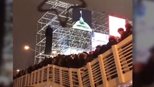 Γέφυρα γεμάτη κόσμο καταρρέει λίγα λεπτά μετά την έλευση του 2019 (βίντεο)