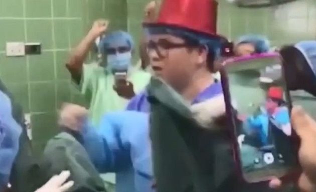 Γιατροί κάνουν πάρτι για το 2019 και ετοιμόγεννη σφαδάζει από πόνους (βίντεο)