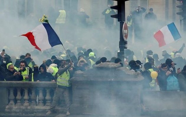 Τα Κίτρινα Γιλέκα επέστρεψαν στους δρόμους – Συγκρούσεις με τη γαλλική αστυνομία