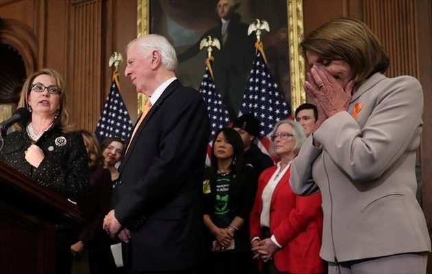 Τι περιλαμβάνει το νομοσχέδιο για την οπλοκατοχή που παρουσίασαν με δάκρυα οι Δημοκρατικοί