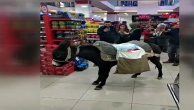 Απίστευτο: Δείτε πώς διαμαρτύρονται οι Τούρκοι για το «χαράτσι» στις πλαστικές σακούλες (φωτο+βίντεο)