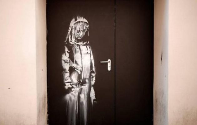 Παρίσι: Εκλάπη έργο του Banksy που είχε φιλοτεχνήσει στην έξοδο κινδύνου του Bataclan