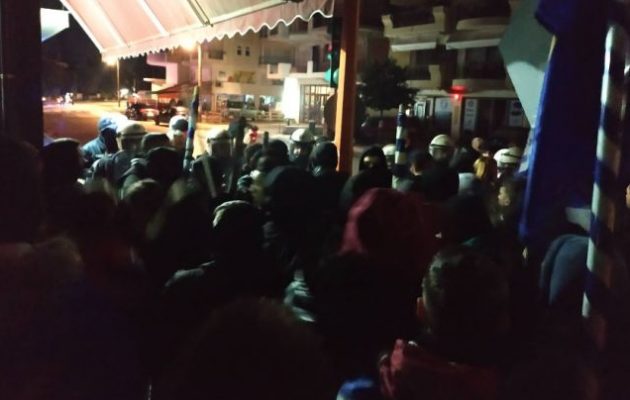 Διαδηλωτές περικύκλωσαν το σπίτι της βουλευτή Μπέτυς Σκούφα στην Κατερίνη