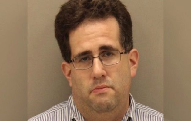 41χρονος καθηγητής αυνανιζόταν μπροστά στους μαθητές του