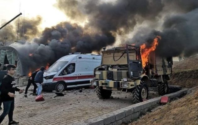 Εκατοντάδες Κούρδοι διαδηλωτές εισέβαλαν σε τουρκικό στρατόπεδο και το έκαψαν (βίντεο)