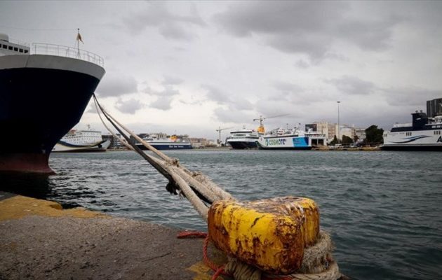 Δεμένα τα πλοία στο λιμάνι του Πειραιά λόγω ισχυρών ανέμων – Ποια δρομολόγια δεν εκτελούνται