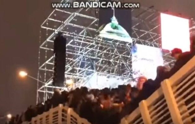 Δείτε τη στιγμή που γέφυρα ανοίγει στα δύο σκορπίζοντας τον τρόμο στο Γκόρκι Παρκ (βίντεο)