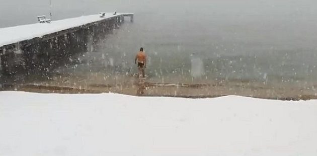 Χαλκιδική: Βούτηξε στη θάλασσα εν μέσω χιονοθύελλας (βίντεο)