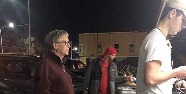 O μεγιστάνας Μπιλ Γκέιτς περιμένει στην ουρά για να πάρει ένα μπέργκερ