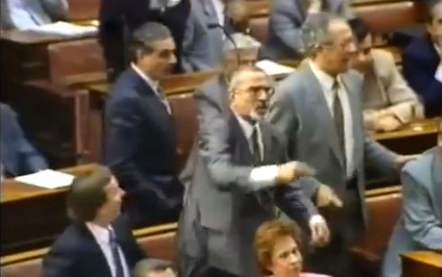 «Ο λαός δεν ξεχνά τι σημαίνει δεξιά»: Δείτε σε βίντεο του 1993 τους βουλευτές της ΝΔ να ουρλιάζουν στον Ανδρέα