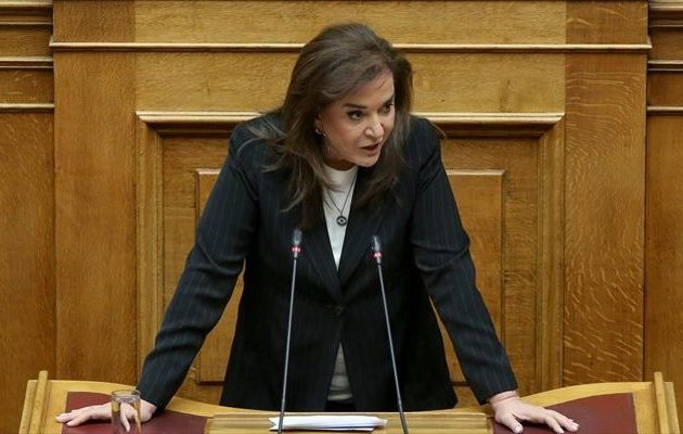 Για «δύσκολη στιγμή για το ελληνικό κοινοβούλιο» κάνει λόγο η Μπακογιάννη