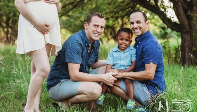 Ομοφυλόφιλοι βρήκαν παρένθετη μητέρα των παιδιών τους μέσω Facebook (βίντεο)