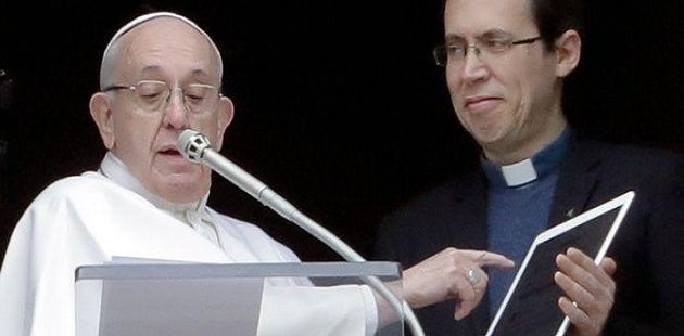 Ο Πάπας Φραγκίσκος εγκαινίασε εφαρμογή προσευχής για κινητά (βίντεο)