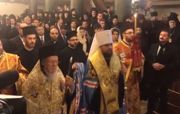 Ο Οικ. Πατριάρχης υπέγραψε τον τόμο που παραχωρεί Αυτοκεφαλία στην Εκκλησία της Ουκρανίας