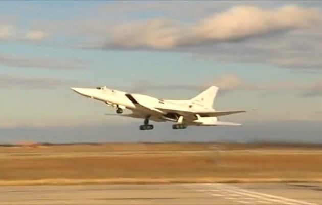 Ρωσικό βομβαρδιστικό συνετρίβη και κόπηκε στα δύο την ώρα της προσγείωσης – Δύο νεκροί