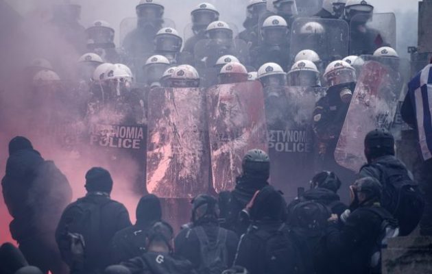 25 αστυνομικοί τραυματίες από ακροδεξιούς τραμπούκους – 7 συλλήψεις ακροδεξιών