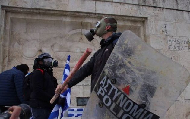 Το Μαξίμου καταδικάζει τους τραμπούκους χρυσαυγίτες που αμαύρωσαν το συλλαλητήριο στο Σύνταγμα