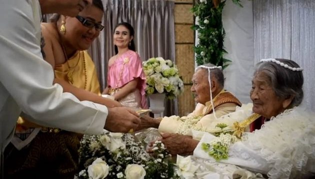 Στα 100 του ερωτεύτηκε μια 96χρονη χήρα και την παντρεύτηκε (βίντεο)