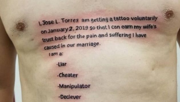 Έκανε τατουάζ στο στήθος του την υπόσχεση ότι δεν θα πάει ποτέ ξανά με άλλη γυναίκα