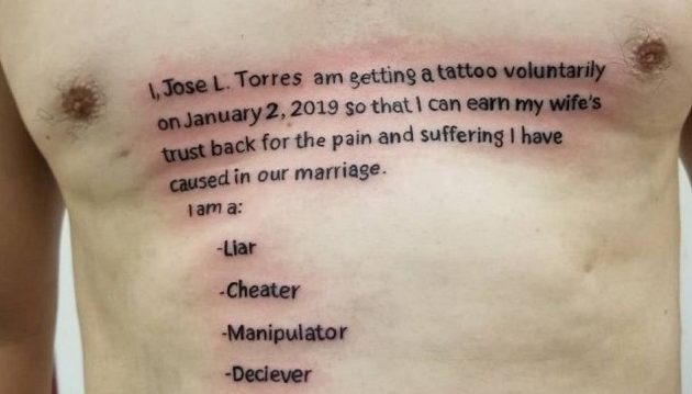Έκανε τατουάζ στο στήθος του την υπόσχεση ότι δεν θα πάει ποτέ ξανά με άλλη γυναίκα